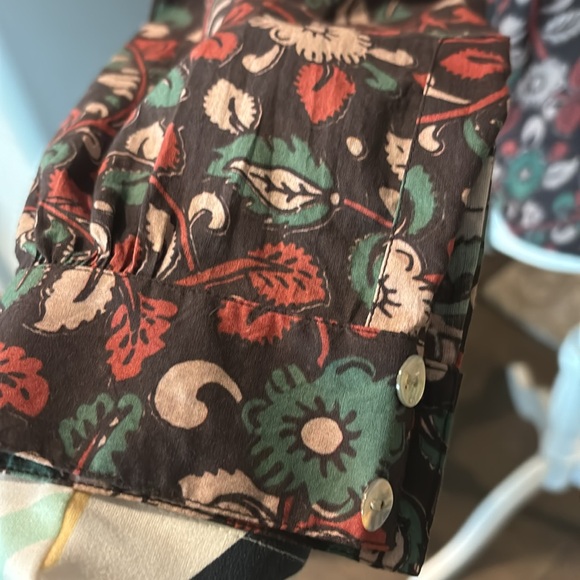 Kiki Black Garden
Shirt
$420 - Picture 8 of 9